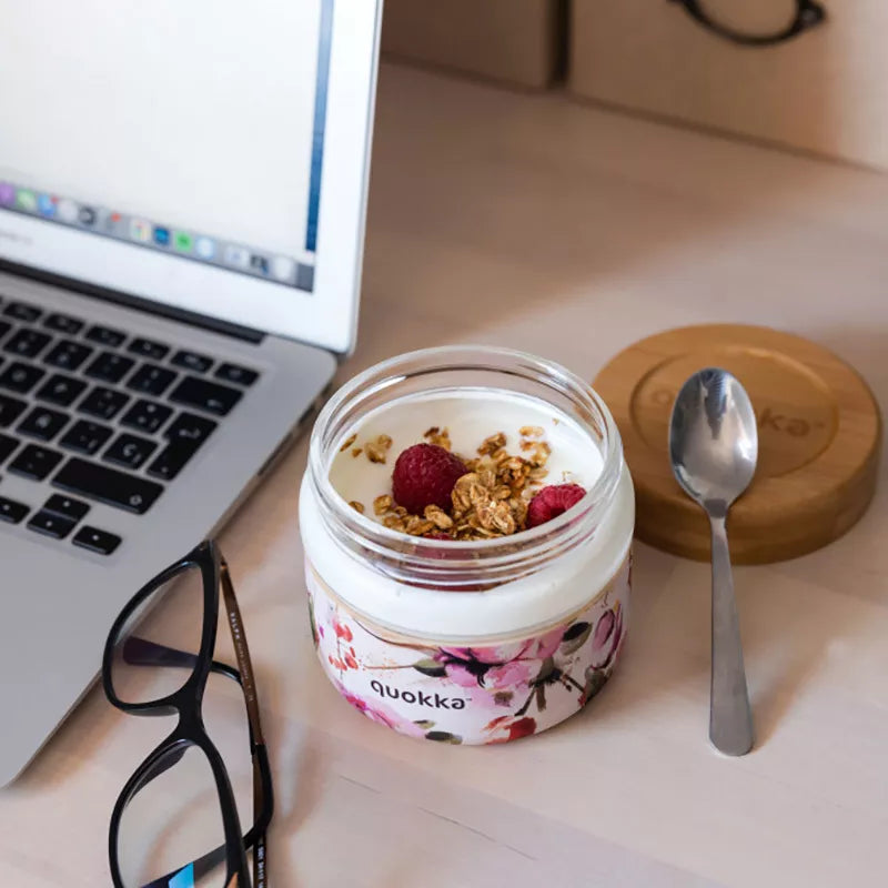 "Quokka Deli Food Jar" - stiklinis maisto indas / pietų dėžutė 500 ml (Dark Flowers)