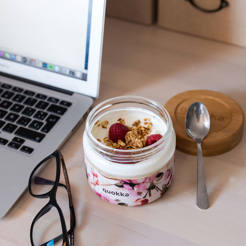 "Quokka Deli Food Jar" - stiklinis maisto indas / pietų dėžutė 500 ml (Dark Flowers)